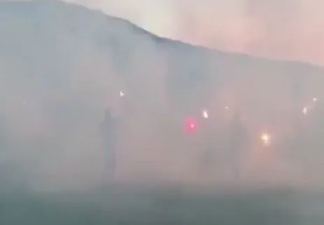 Vidéo : Ils allument des fumis pour une montée en district suisse