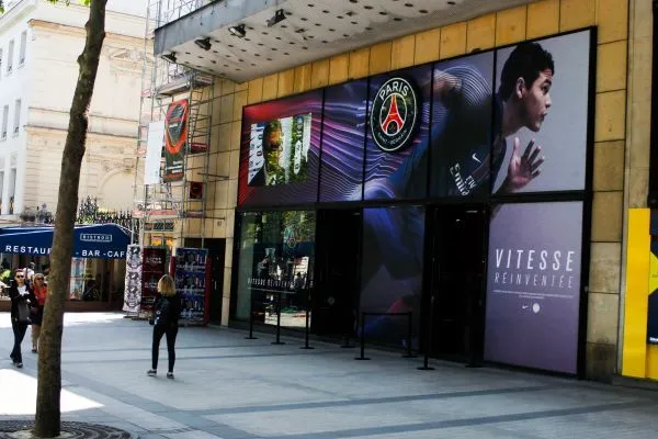 Des ultras protègent la boutique du PSG sur les Champs