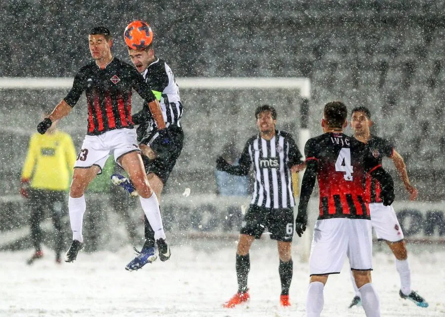 Ils attaquent l&rsquo;arbitre de touche avec des boules de neige