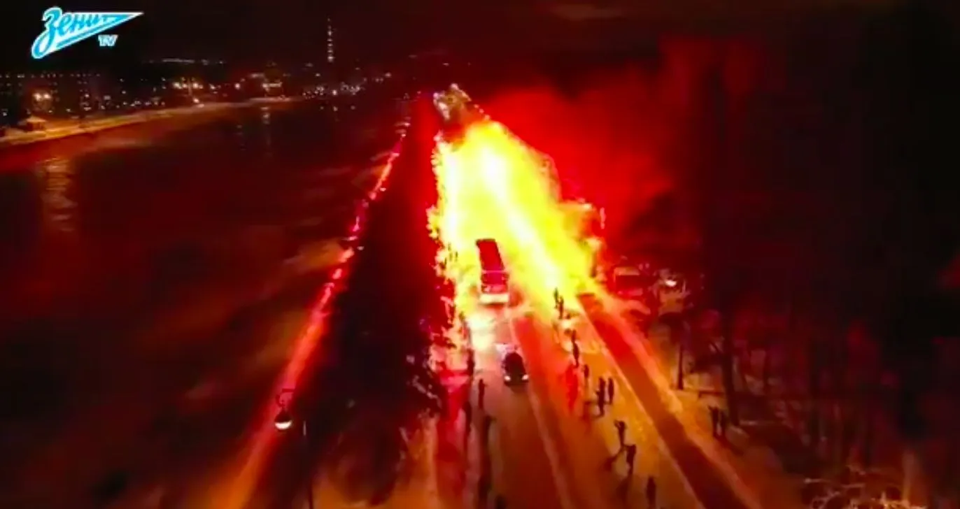 L'impressionnant cortège de fumigènes des supporters du Zénith