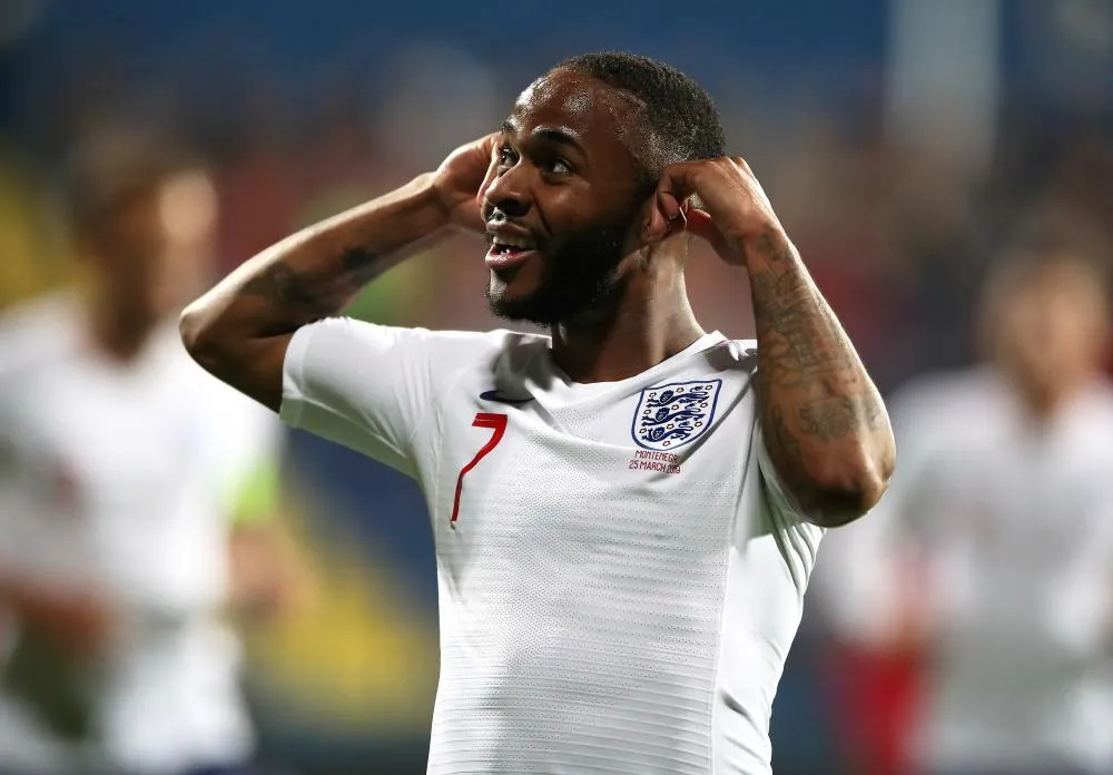 Sterling répond aux insultes racistes du stade Podgorica