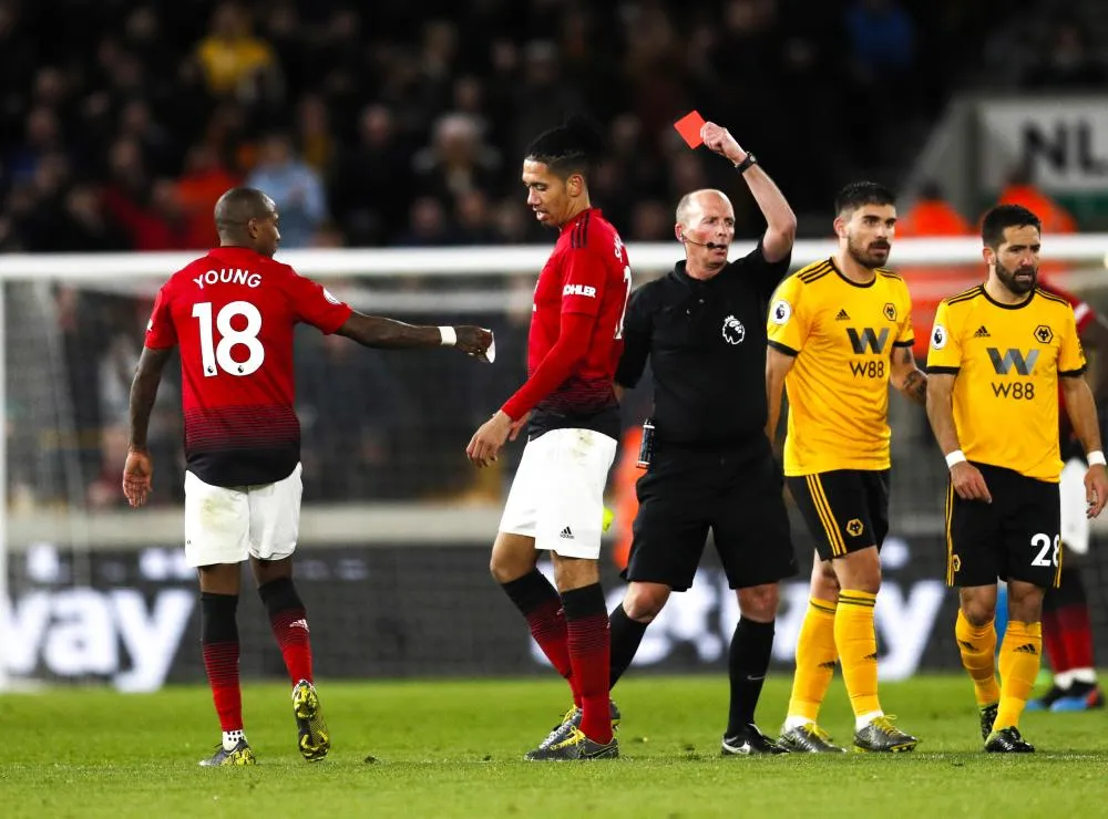 Mike Dean a distribué son 100e carton rouge