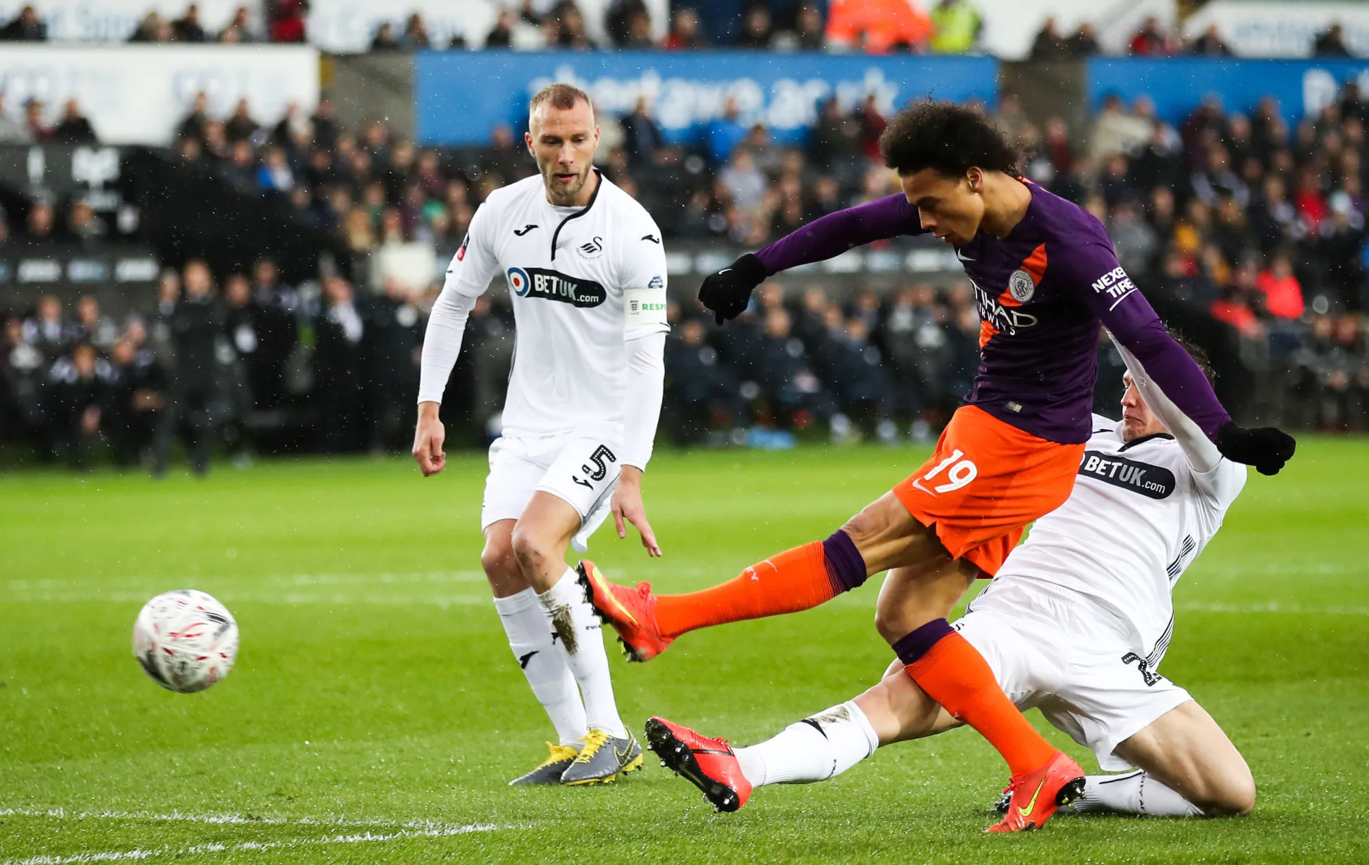 Mené de deux buts, City renverse Swansea