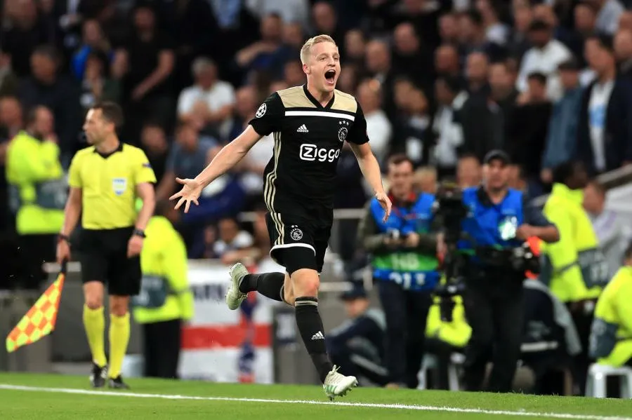 Le PSG à fond sur Van de Beek