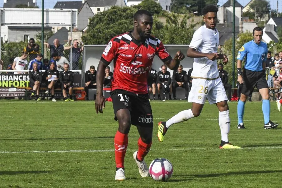 Yannis Salibur veut partir de Guingamp