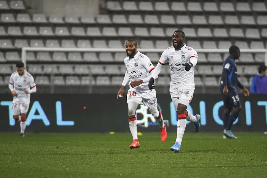 Lorient et Lens cartonnent, les poursuivants tiennent la cadence