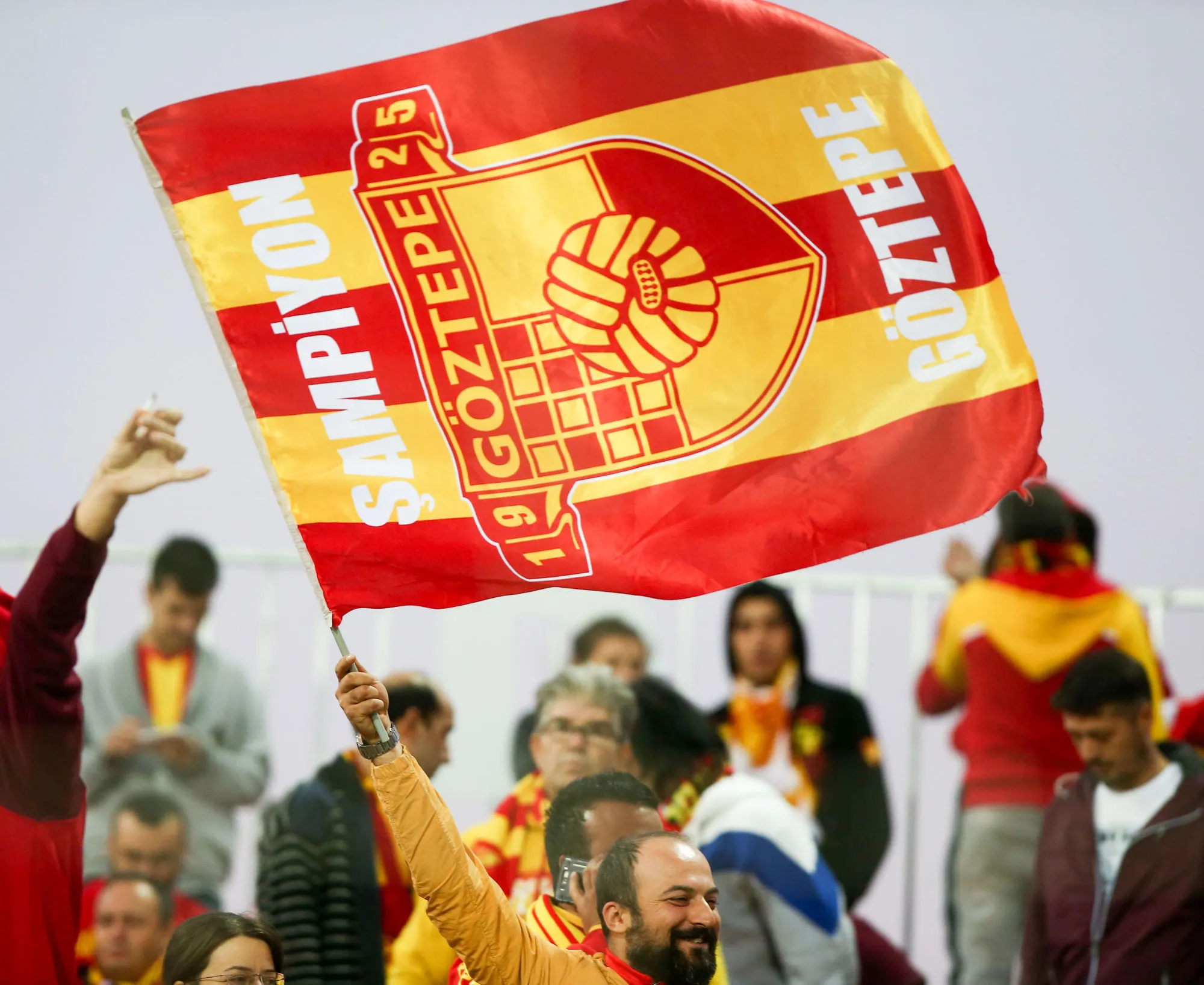 Des supporters turcs matent tranquillement un match depuis le toit du stade