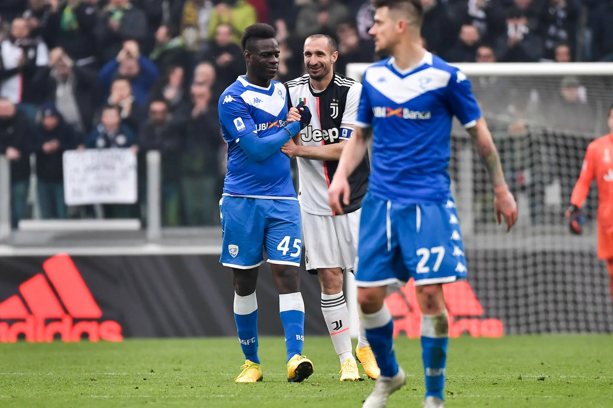 Giorgio Chiellini massacre Mario Balotelli et Felipe Melo