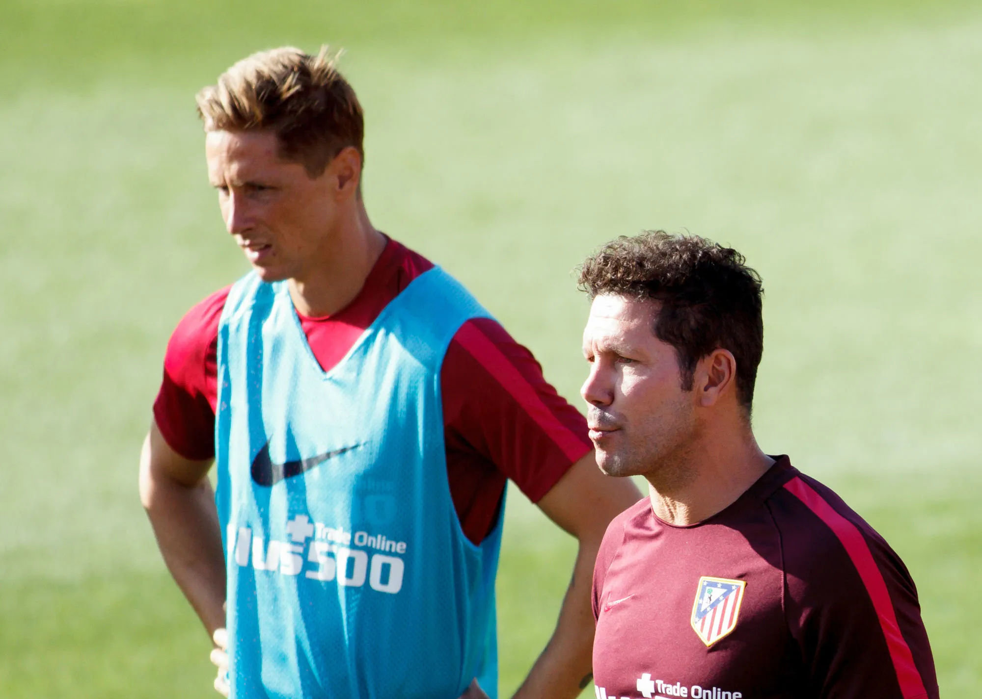 Fernando Torres tacle Diego Simeone