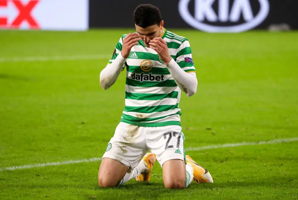 Un joueur du Celtic sort son téléphone en plein match