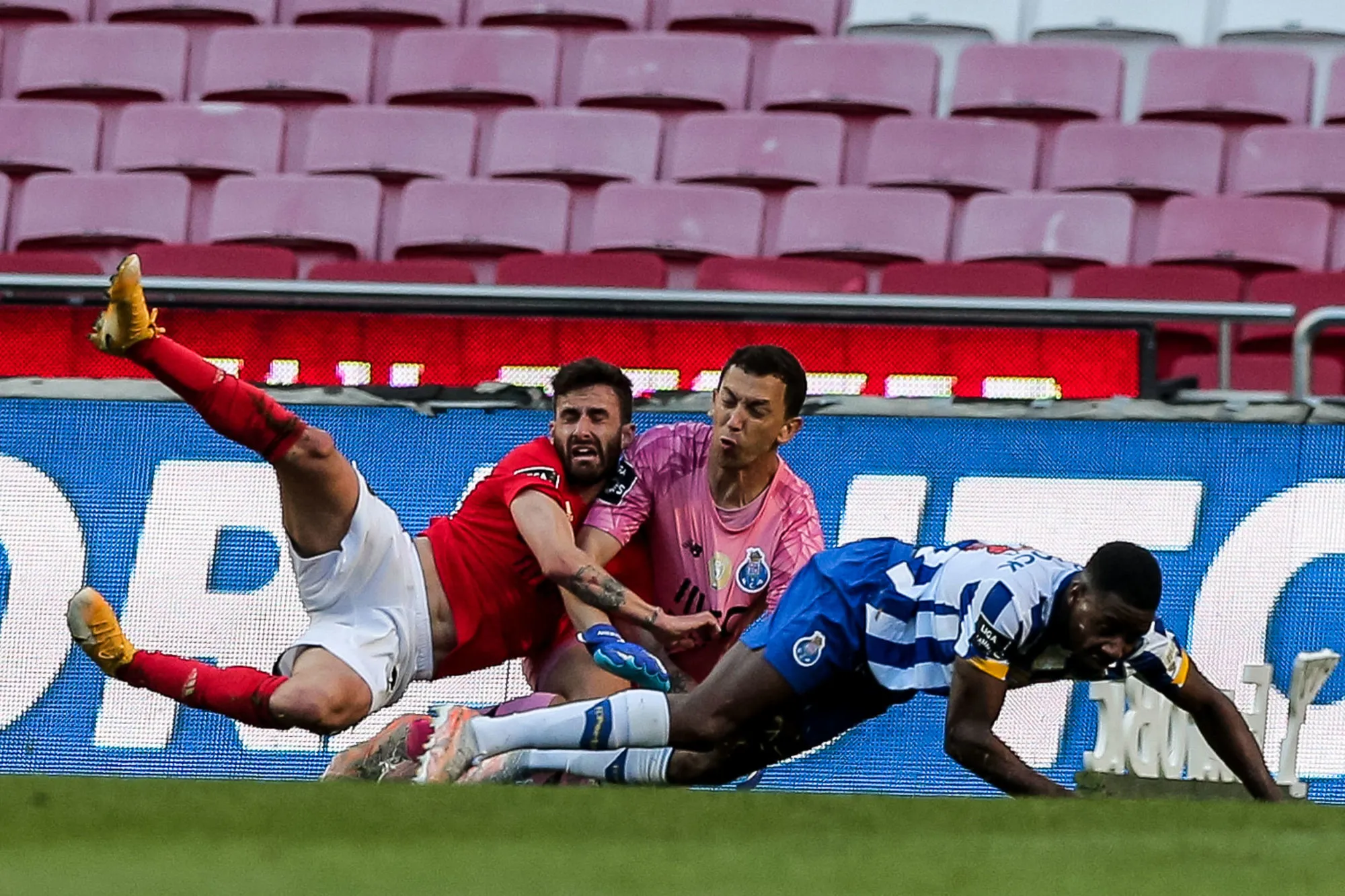 Neutralisé par Benfica, Porto s'éloigne encore du titre