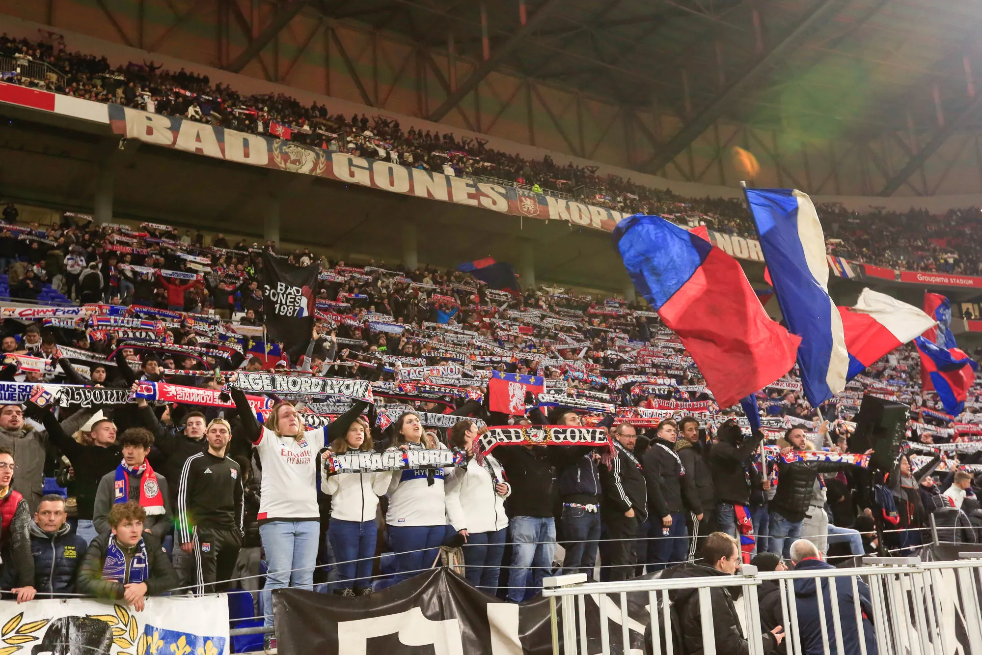 Un stade, peu de lumières