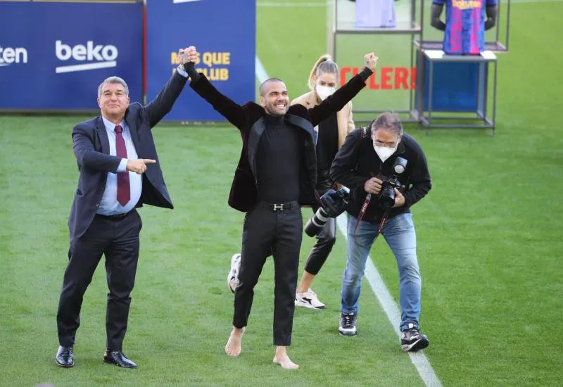 Tonton Daniel Alves, tuteur des jeunes du Barça