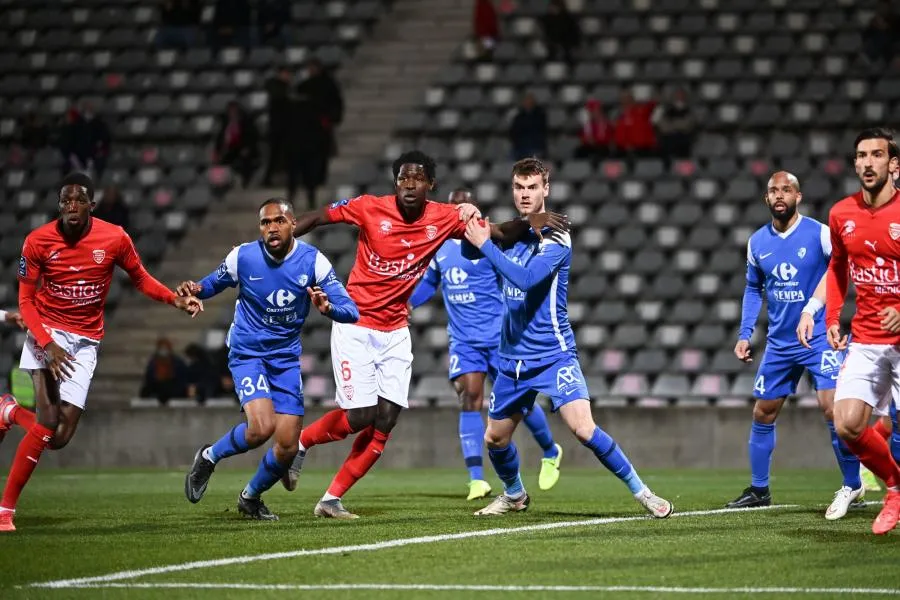 Le Paris FC rejoint sur le fil, Nîmes enfonce Grenoble, Nancy y croit toujours