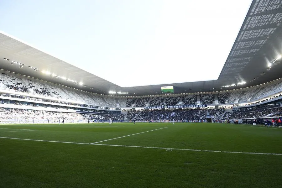 Le coup d&rsquo;envoi de Bordeaux-Montpellier retardé par des fumigènes