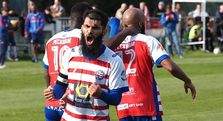 Peckham Town FC, le club de Londres qui a la plus petite tribune du monde