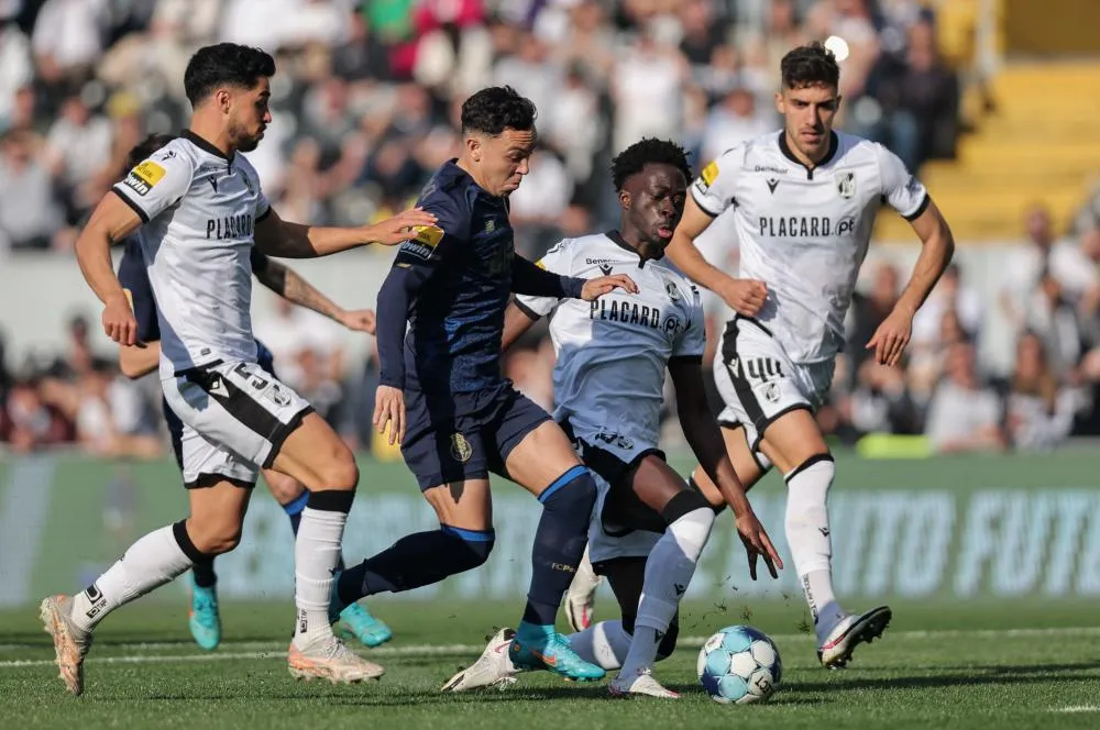 Un supporter du Vitória Guimarães tente de frapper les joueurs de son équipe