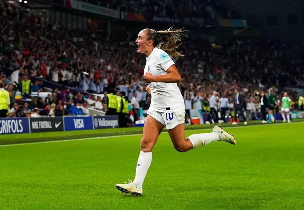 Championne d'Europe, Georgia Stanway chante « Sweet Caroline » pour son bizutage au Bayern