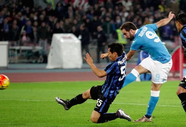 Higuaín et la réussite offrent la première place au Napoli