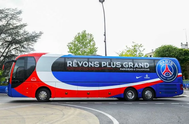 Le (vrai) bus du PSG caillassé