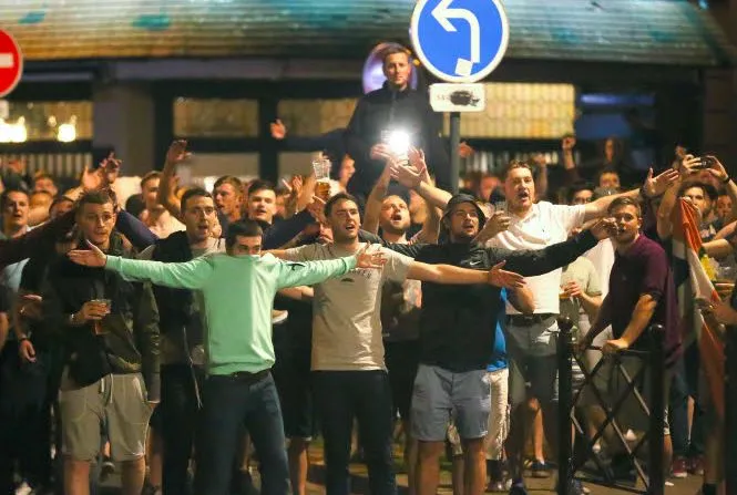 Les Anglais mettent l’ambiance dans la fan zone de Paris