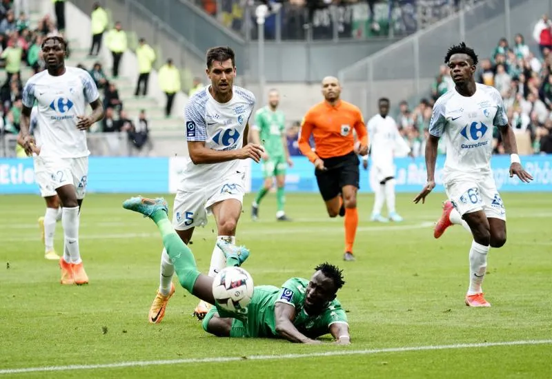 Saint-Étienne cale contre Grenoble